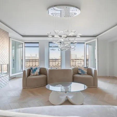 Apartment Elegant Apartment Offers Three Bedrooms
