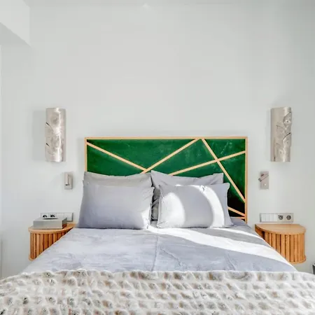 Elegant Apartment Offers Three Bedrooms * Paris