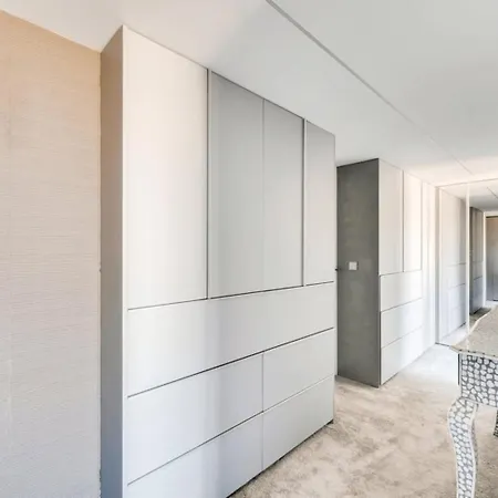Elegant Apartment Offers Three Bedrooms Apartment *