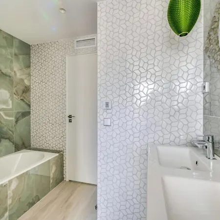 Elegant Apartment Offers Three Bedrooms Apartment *
