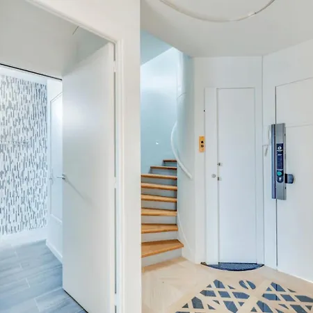Apartment Elegant Apartment Offers Three Bedrooms *