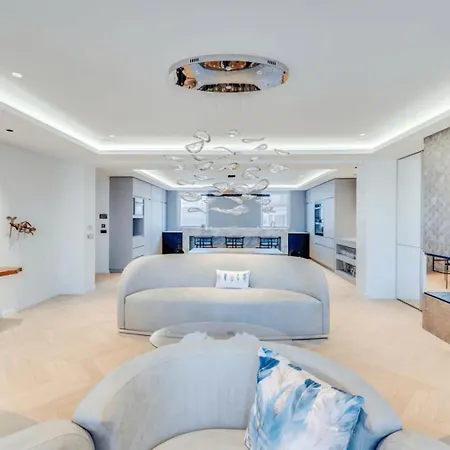 Elegant Apartment Offers Three Bedrooms Apartment Paris