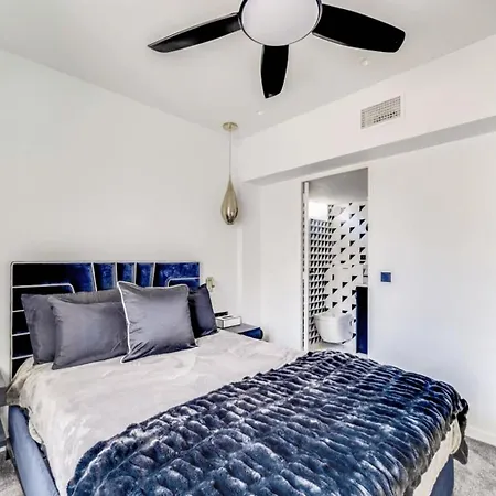 Elegant Apartment Offers Three Bedrooms Apartment