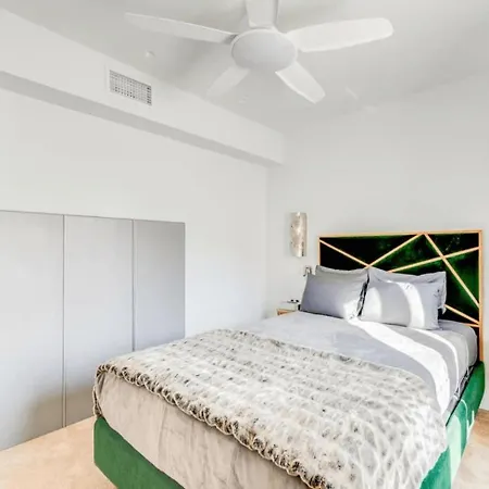 Elegant Apartment Offers Three Bedrooms Apartment *