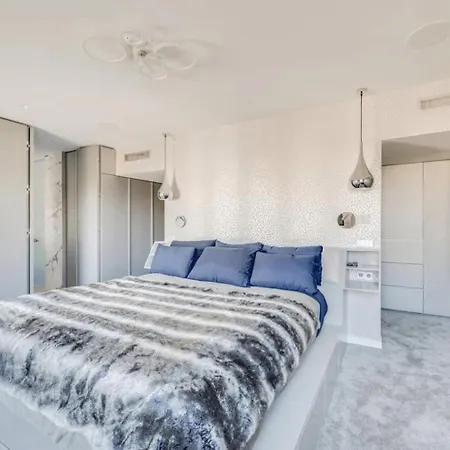 Apartment Elegant Apartment Offers Three Bedrooms *