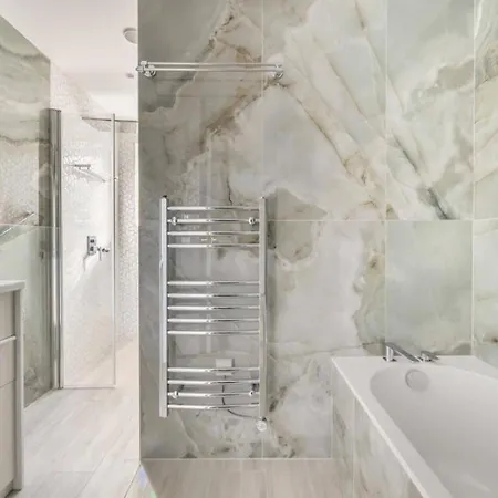 Elegant Apartment Offers Three Bedrooms * Paris