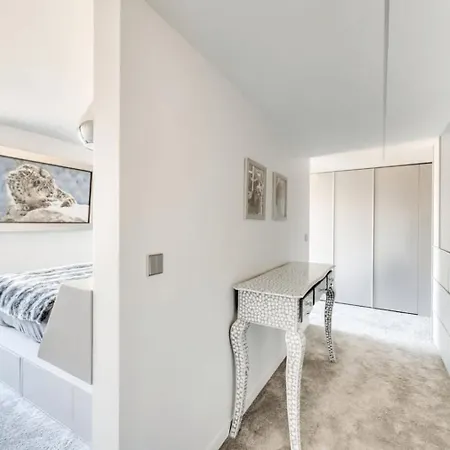 Elegant Apartment Offers Three Bedrooms Apartment